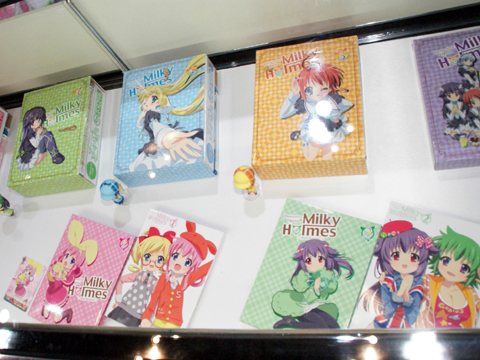 展示ケースには、これまで発売されたグッズを展示。