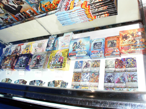 発売されてきたTCG「ヴァンガード」の数々を展示。