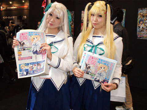 『D.C.III』より、芳乃シャルル（左）、森園立夏（右）のコスプレイヤーさん。