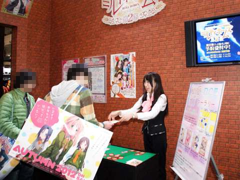 スタッフとカードゲーム対決！勝っても負けてもカレンダーカードをプレゼント！