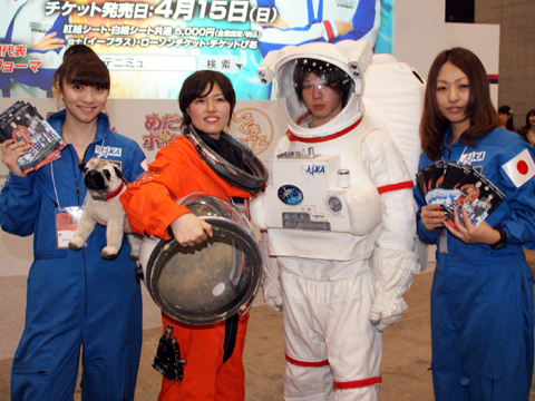 「テレビ東京／電通」ブース前にて、主人公・南波六太、南波日々人が着用する宇宙服姿。