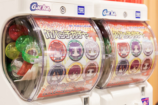 店内では缶バッチガチャを発売中。全6種類で、1回200円。