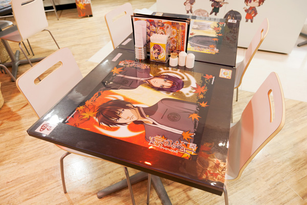 『緋色の欠片』用に作られたマットは、テーブルごとに数種類の絵柄が用意されている。どのキャラクターに当たるかはお楽しみ。