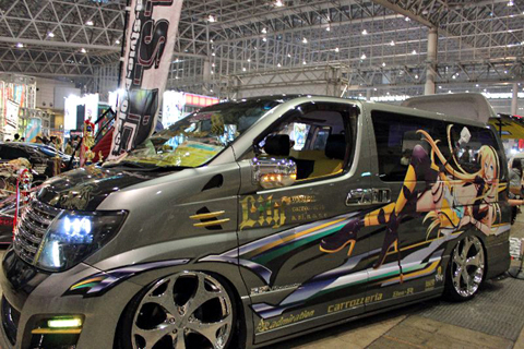 VOCALOIDのLily が描かれた日産エルグランド。