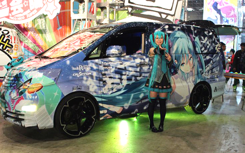 やっぱり人気の高い初音ミク。車とレイヤーを撮影しようとする人だかりだった。