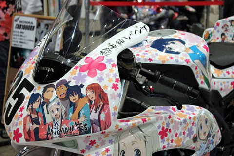 アップにすると、こっそり「超平和レーシング」の文字が！