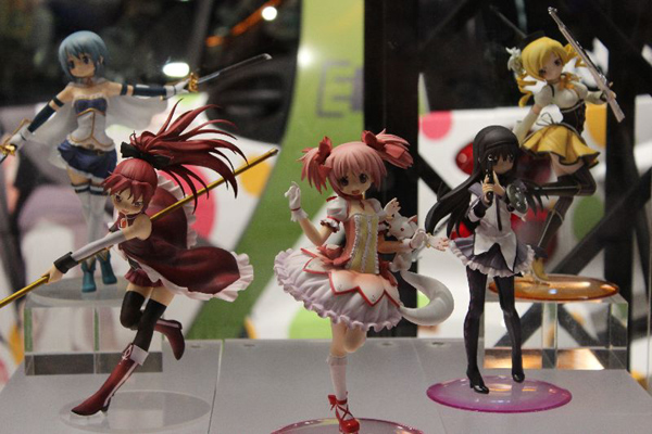 『魔法少女まどか☆マギカ』魔法少女たち。この笑顔からまさかあんなストーリー展開になるなんて……。