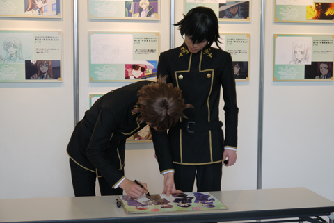 福山潤さん＆櫻井孝宏さんのサイン入りポスターに、さらにサインを加える丹野さんと塩澤さん