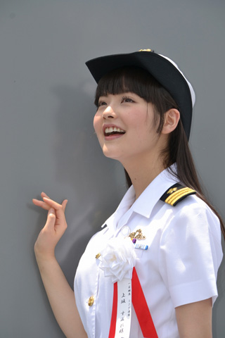 護衛艦で人気声優、上坂すみれが1日艦長体験！