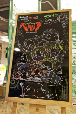 カフェの名物ともなっている黒板。スタッフが気合を入れて描いたそうです。