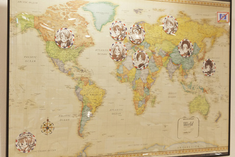 店内の壁に飾られたヘタリアワールドマップ。コースターをコンプリートすれば、自宅でこんな飾り方もできるぞ！