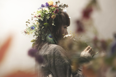 『アーシャのアトリエ～黄昏の大地の錬金術士～』の挿入歌『いばら』を歌うやなぎなぎさん。