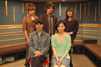 前列左から、入野自由さん、坂本真綾さん。<br>後列左から、松岡禎丞さん、日野聡さん、日笠陽子さん