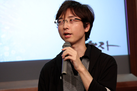 『アーシャのアトリエ』キャラクターデザイン担当のイラストレーター・左さん。