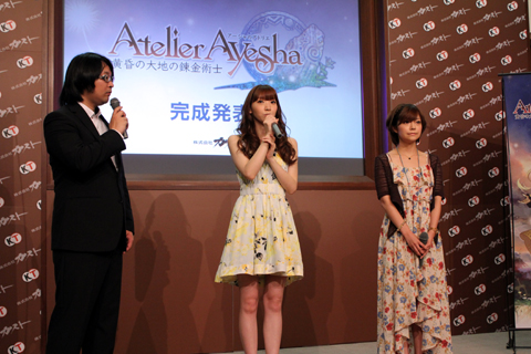 アーシャ役・井上麻里奈さん(中)、ニオ役・伊瀬茉莉也さん(右)。