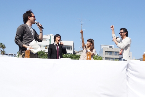 左から、アニプレックス・高橋祐馬さん、小山力也さん、川澄綾子さん、大塚明夫さん。
