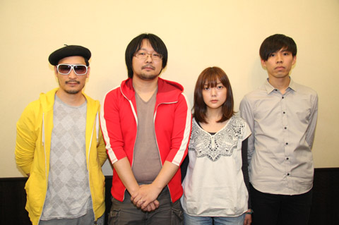 左から、ドラム・阿部耕作さん、『アーシャのアトリエ』ディレクター・岡村佳人さん、ギター&amp;ボーカル・中島優美さん、ギタリスト・サカモトナツキさん。