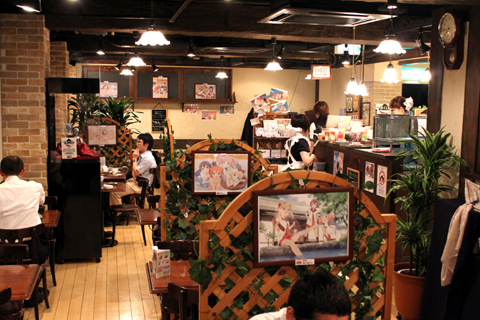 こちらが店内の様子。1席に必ず1点以上のイラストが展示されているので、ご飯を食べながらのんびり鑑賞できます。