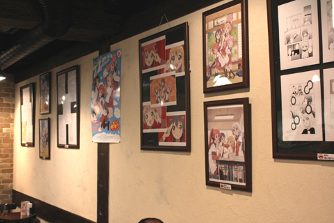 壁面にはイラストや原作の絵がズラリ。物凄い数です。