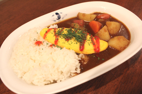 こちらは「結衣お手製カレー」。しっかり煮込まれていて、じゃがいもが、口の中で噛まなくても崩れます。絶品！