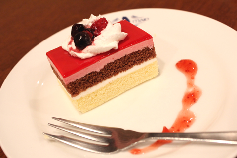 こちらが「綾乃色ケーキ～千歳の鼻血ソース添え～」。スポンジケーキにチェリー、ストロベリーといったソースが絡む甘酸っぱいスイーツです。千歳の鼻血を付けつつ食べるとより美味。……字面だけ見るとシュールですね。