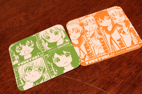 オリジナルメニューの注文で貰えるオリジナルコースター。左が生徒会メンバー。右がごらく部メンバーです。ここでもあかりが見切れています。＼アッカリーン／