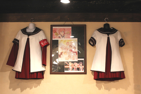 こちらが七森中学校の制服です。右が生徒会腕章がついたバージョン、左が一般生徒バージョンになっています。