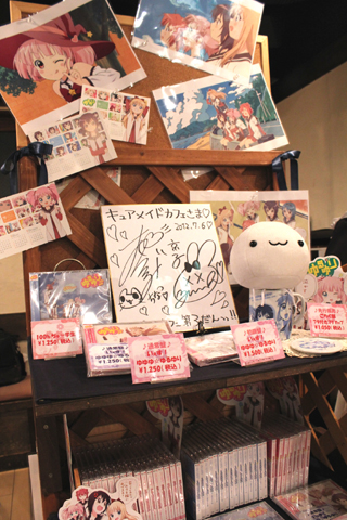 レジの隣では、CDや先行販売となる「ごらく部フタ付きマグカップ」などが購入できます。また、ここには取材同日に『ニコニコ動画』の企画で訪れていた大坪さんと、大久保さんのサイン色紙が飾られていました。