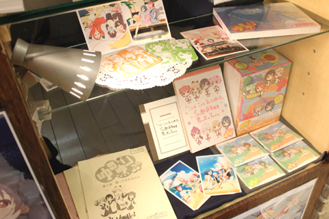 レジ周りには実際にアニメで使われた台本や、DVDボックスといったグッズが展示されています。
