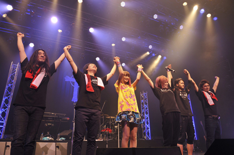 会場には田村さんの25周年を祝うべく、声優の小林ゆうさんが駆けつけた。（写真中央）