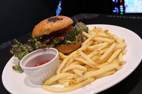 「Food No.01ネルフバーガー／990円。ネルフ本部の職員用レストランでしか食べられない限定ハンバーガー！……をイメージしました」超ボリュームのハンバーガーにフライドポテトも用意したパーティ向けのメニュー。肉厚ハンバーグのジューシーさは格別！ 