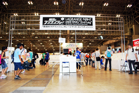 来場者がアマチュアディーラーの制作したフィギュアを審査する、ガレージキットコンペティションのコーナー