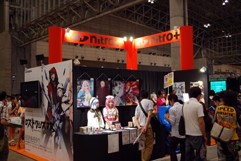 ニトロプラスブースでは、コスプレをしたお姉さんの姿も！