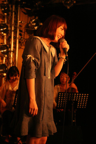 観客との距離が近いので、アットホームな雰囲気。