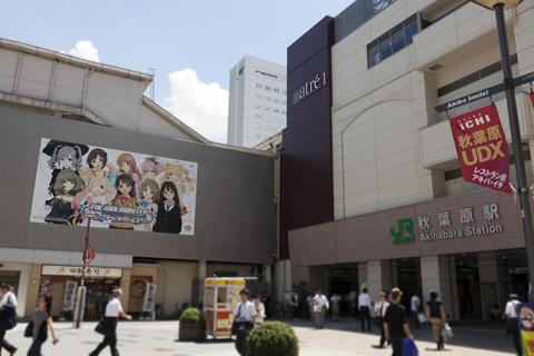 JR秋葉原駅電気街口を北側に出たところに巨大広告が貼られている。