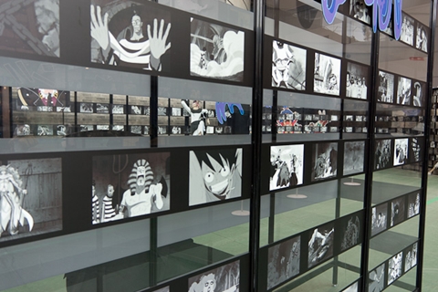 アニメのビジュアルが多数展示されている