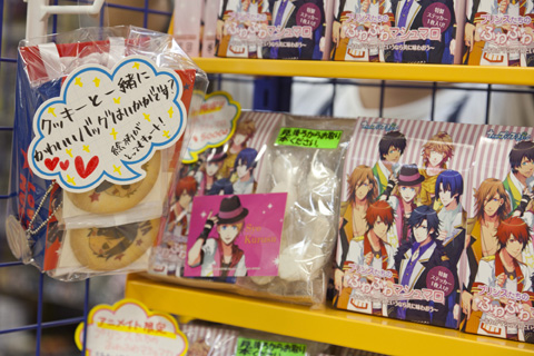 「スイーツギフトコレクション」は、かわいい絵が描かれたクッキーとバッグ、チャームがセットになった限定商品。それぞれの絵柄を自分で選んで購入できるのが好評。