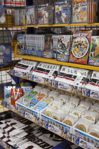 クッキーとバッグ、チャームのセット商品は『黒子のバスケ』バージョンも販売中だ。