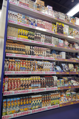 スティックポスターの種類もハンパない！　これだけ並んでいる店は近隣ではココだけ。