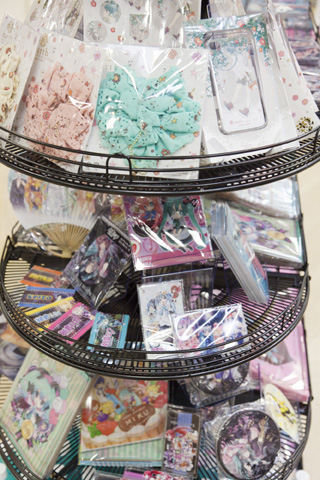 老若男女に人気の『初音ミク』だが、アニメイト渋谷は、かわいいアクセサリーなど女性向けグッズが多い。