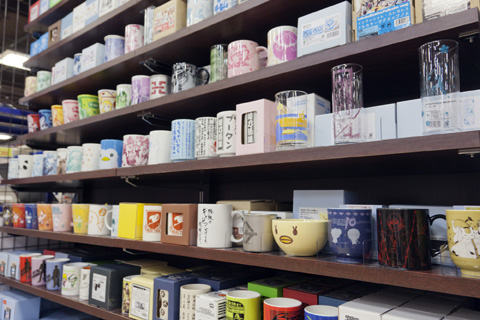 マグカップや湯のみ、グラスの品揃えもスゴい！　かわいいデザインの商品が多く、小遣いがなくなるまで買ってしまいそうになる。