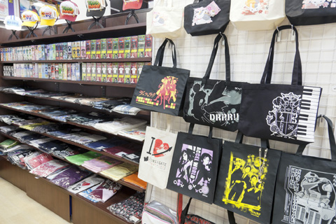 衣料品を扱っているコーナーは、まるでアパレルショップのよう。