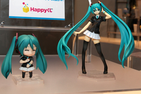 グッドスマイルカンパニー／ねんどろいど 初音ミク FamilyMart Ver.（左）、初音ミク FamilyMart Ver.（右）