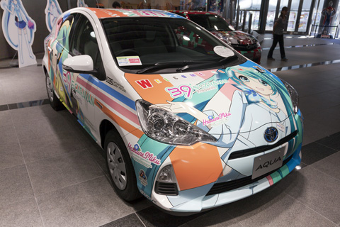 アムラックス東京のスタッフが着ているユニフォームをテーマにした展示車両。ベース車両は「アクア」。