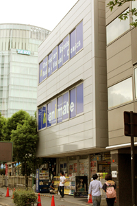 アニメイト名古屋は3階建! 大まかに1階・書籍フロア、2階・各種キャラクター商品、女性向け同人誌、BL関連商品フロア、3階・AVフロア(CD、DVD、ゲーム)、ACOSという区分けとなっています。