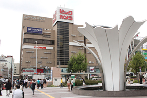 名古屋駅・太閤通口を出たら、まずビックカメラを探そう! 見つけたらビックカメラを正面に見て、大通りを左に進んでいくと、すぐにアニメイト名古屋が見つかるはず!