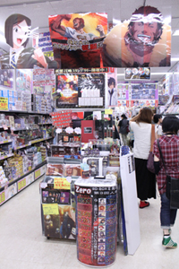 2階『Fate/Zero』コーナーでは、ウェイバー&ライダーがお出迎え。ワイングラスや日本酒など、変わった商品もあります! スタンプラリー対象店舗だけの限定商品も!!