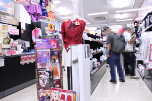 入り口には、『Fate/Zero』アイリスフィールのコスプレ衣装が!