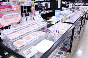 コスプレ用の豊富なコスメとウィッグ! これだけあれば必ずほしいものが見つかるはず!