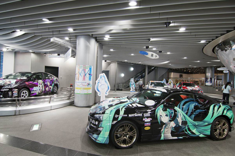 アムラックス東京の展示スペースには、このように4台の初音ミク痛車が展示されている。